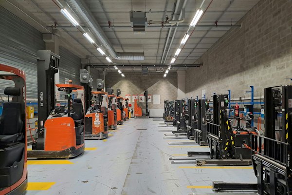 Depoda sıralanmış istif makineleri
